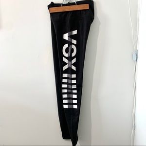 LIKE NEW VICTORIAS SECRET KNOCKOUT LOGO LEGGINGS